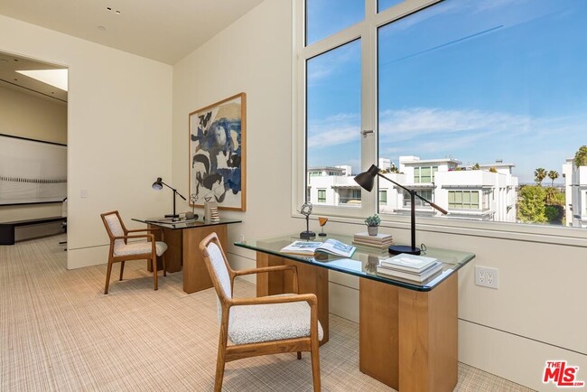 Building Photo - 455 N Palm Dr