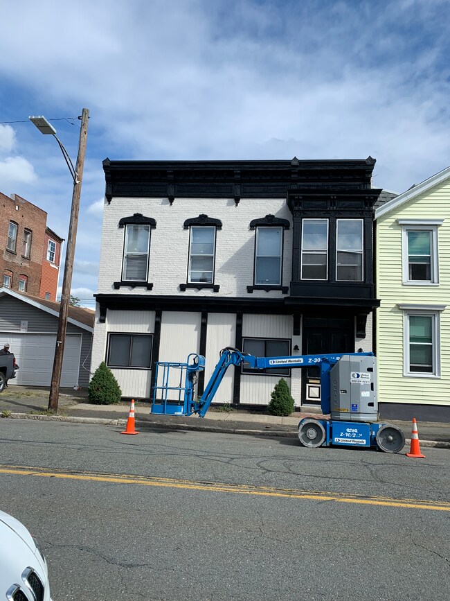 Front - 33 George St