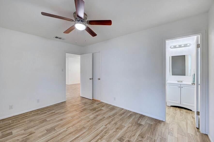 Building Photo - 703 Country Aire Dr