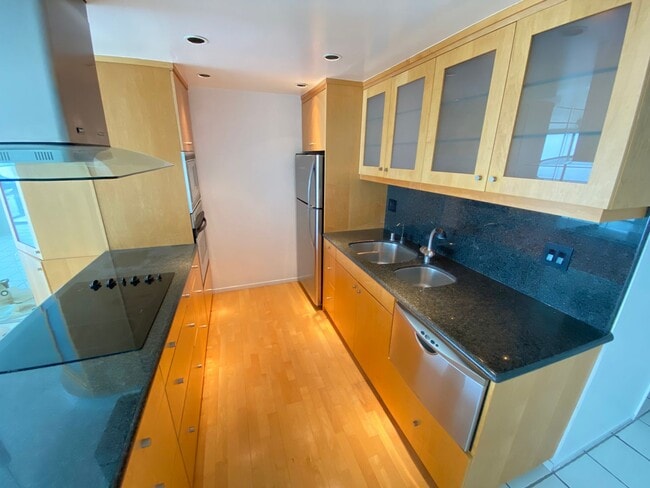 Building Photo - Upper 1+1