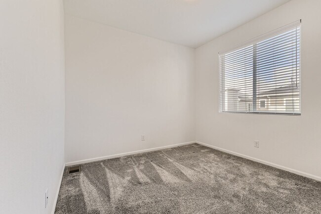Building Photo - Stunning 3 Bed 2 1/2 Bath in Aurora!