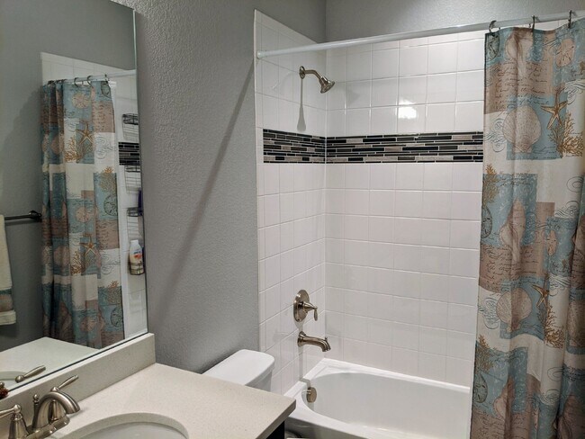 Building Photo - 5437 Valentia St