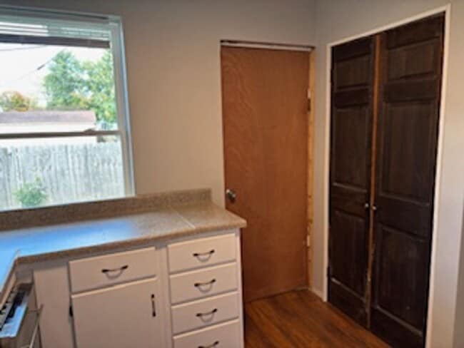 Building Photo - 3 BR Triplex in Martinsville