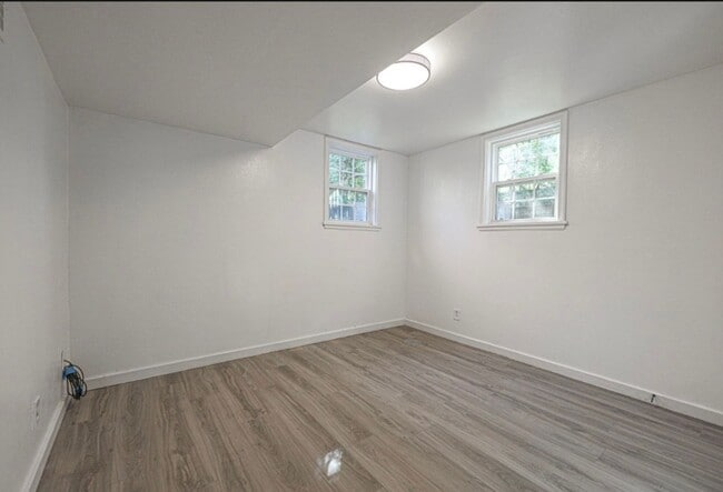 Building Photo - 915 E Ave E