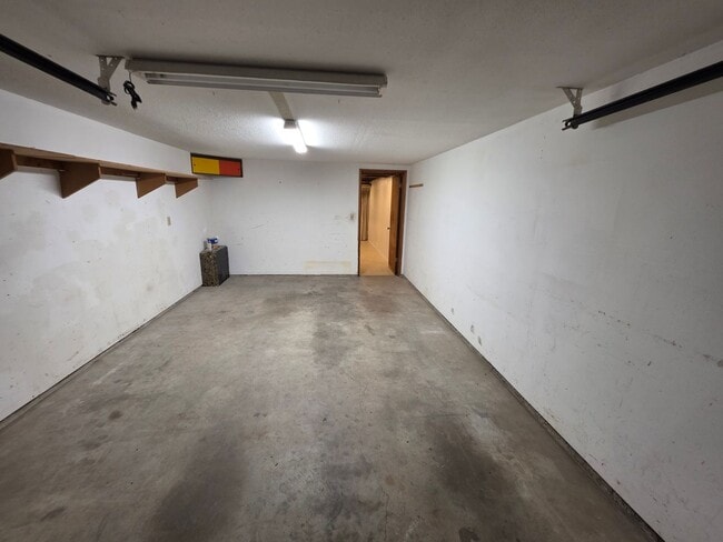 Building Photo - LOCATION! Immaculate 2 Bedroom Apartment S...