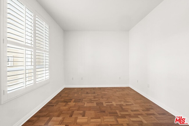Building Photo - 5831 Seawalk Dr