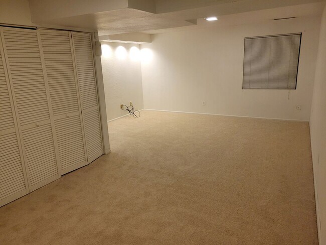 Building Photo - 4 Bed, 2.75 Bath with A/C! - MileStone Rea...