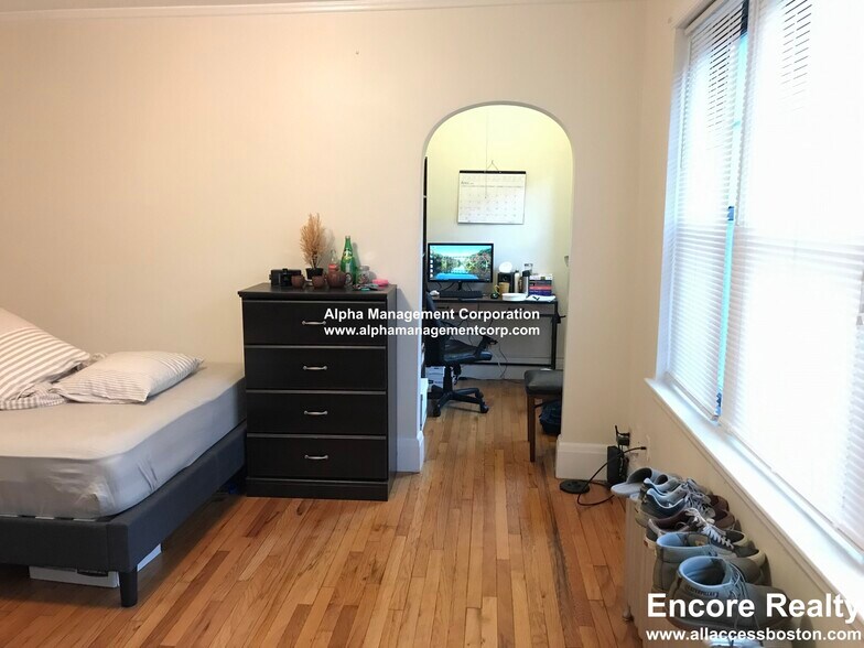 Building Photo - 349 Pleasant St