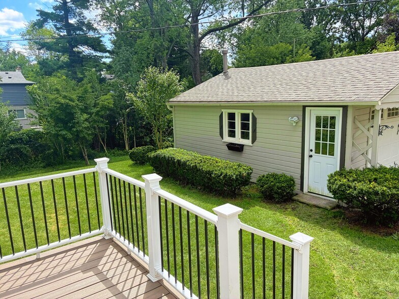 Building Photo - 906 Putney St