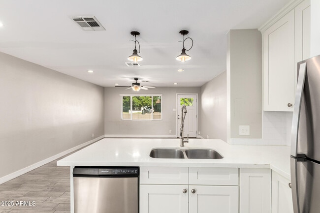 Building Photo - 331 E Continental Dr