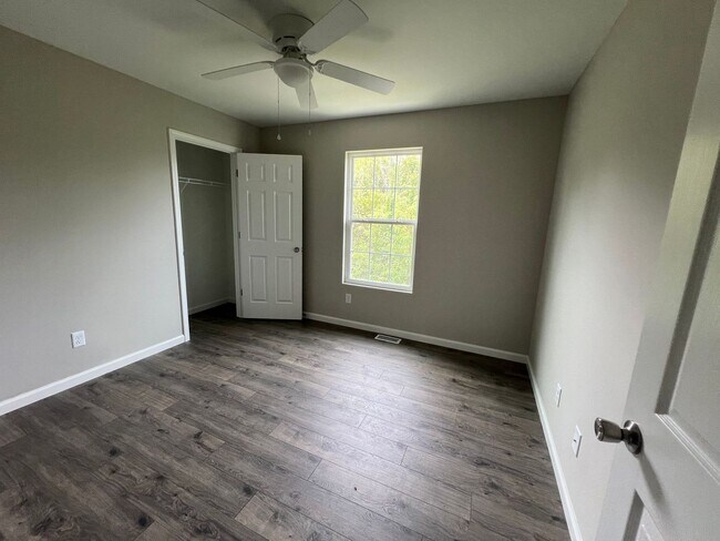 Building Photo - Newer Home in Lake Labadie Subdivision