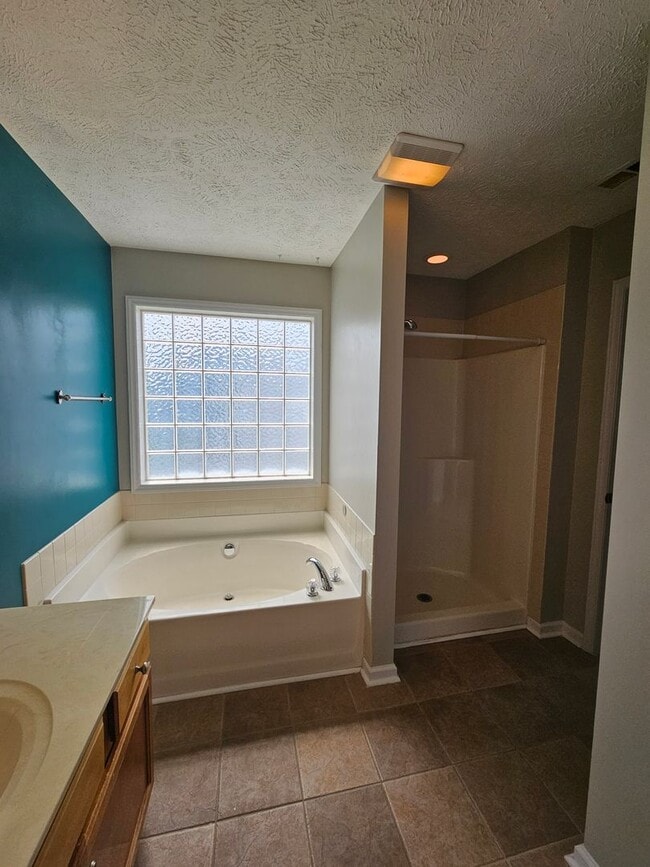 Building Photo - NEW LISTING!!!!!