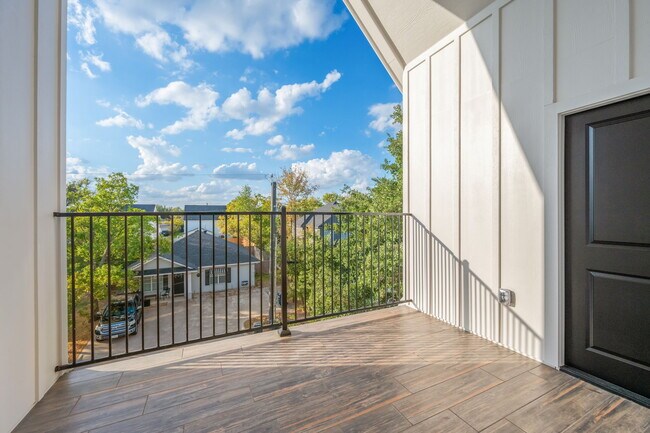 Building Photo - 208 Richards St