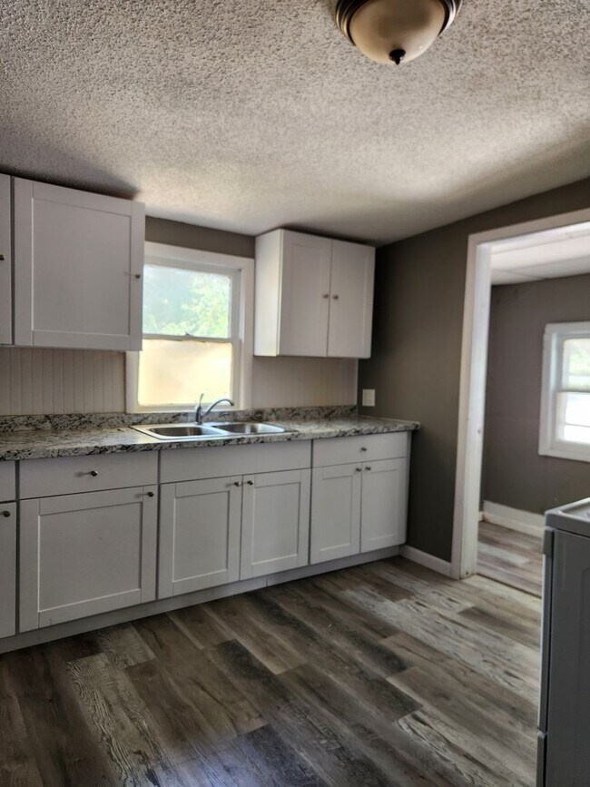 Building Photo - 4-Bedroom/1 Bath Home for Rent – $1,200/month – Columbus, KS