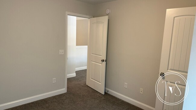 Building Photo - MOVE-IN SPECIAL: $500 OFF 1ST MONTH'S RENT!**