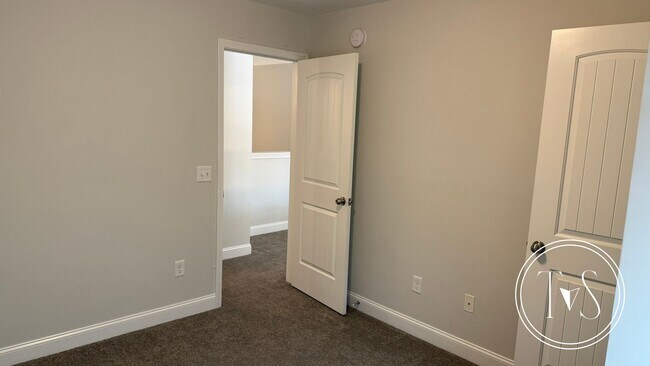 Building Photo - RATE DROP ALERT (was $2500/month) and MOVE-IN SPECIAL: $500 OFF 1ST MONTH'S RENT!**