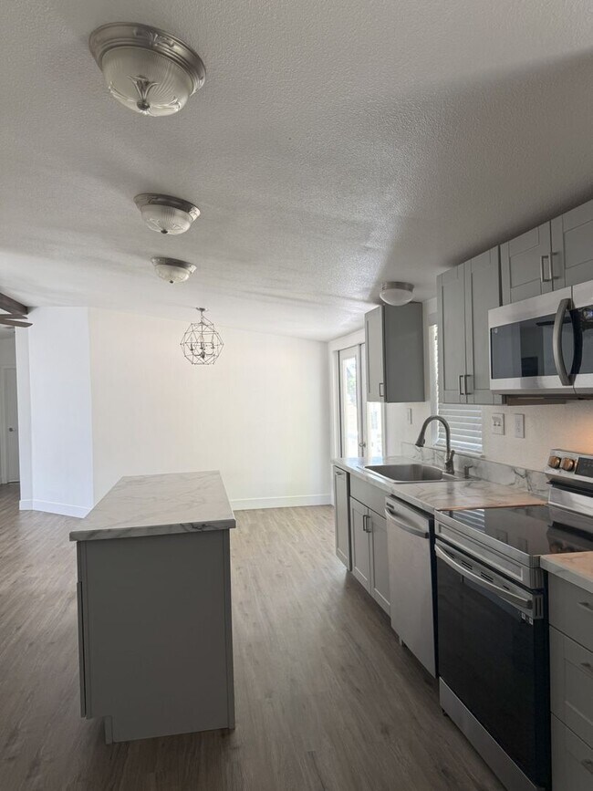 Building Photo - Large Echo home for rent