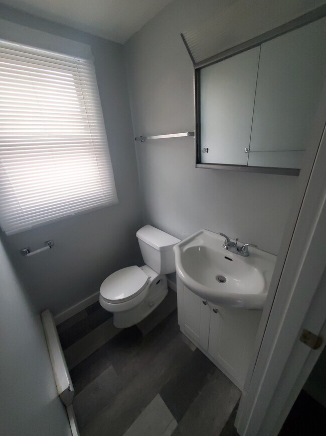 Building Photo - 426 18th Pl S