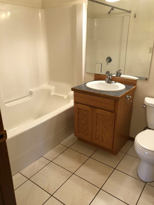 Building Photo - 501 E Walnut Cir