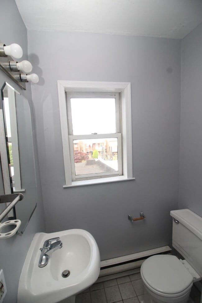 Building Photo - 2026/2027 JHU Off-campus Large 5bd/2.5ba home w/ Parking Spot! Available now