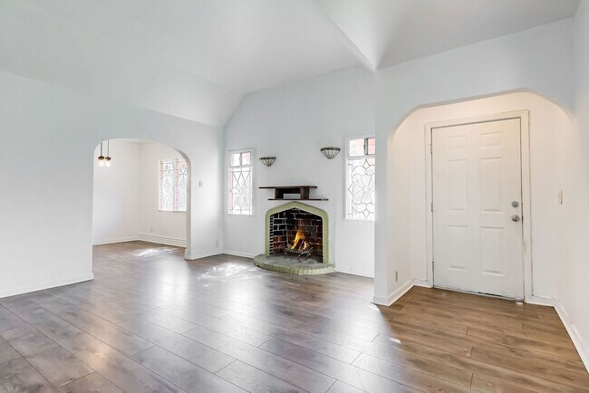 Building Photo - 288 S Coronado St