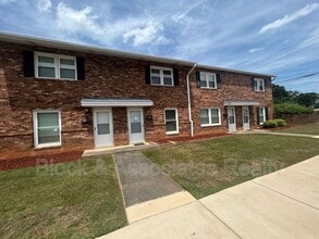 Building Photo - 504 S Cherry St