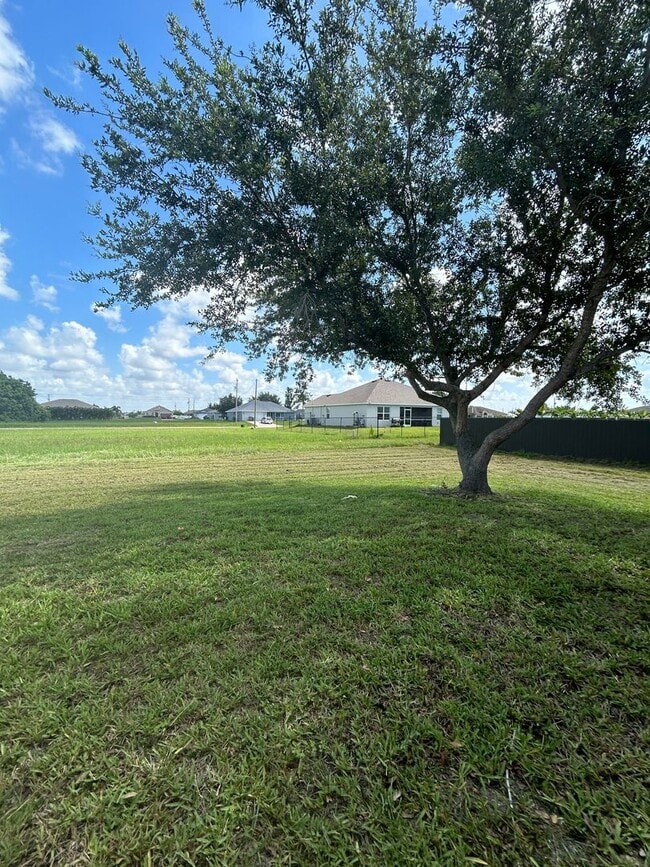Building Photo - 3 Bedroom 2 Bath 2 Car Garage In Cape Coral!