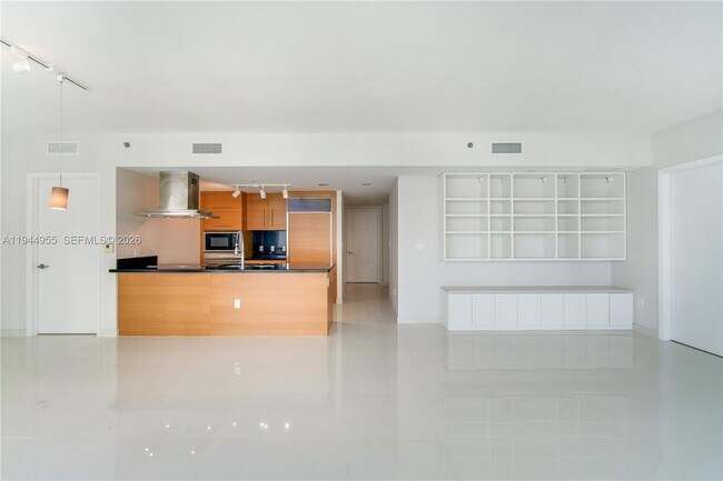 Building Photo - 495 Brickell Ave