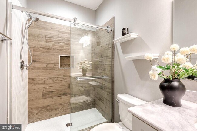 Building Photo - 626 S Curley St