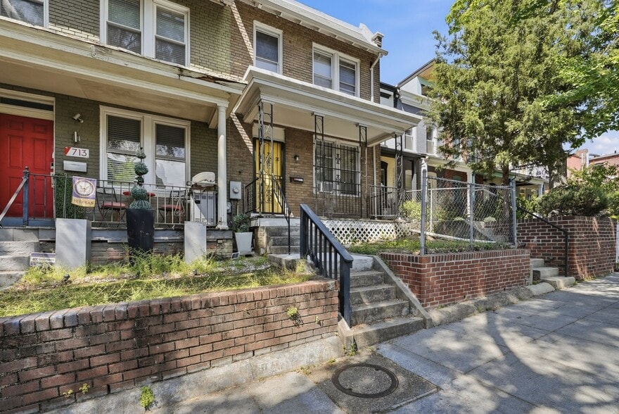 Building Photo - 711 Harvard St NW