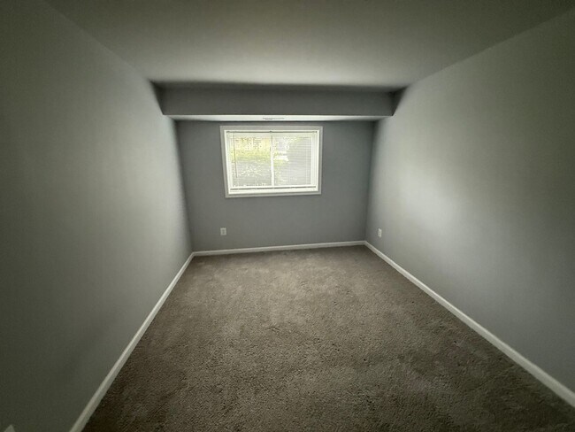 Building Photo - Renovated Condo in Quiet Community on 1st ...