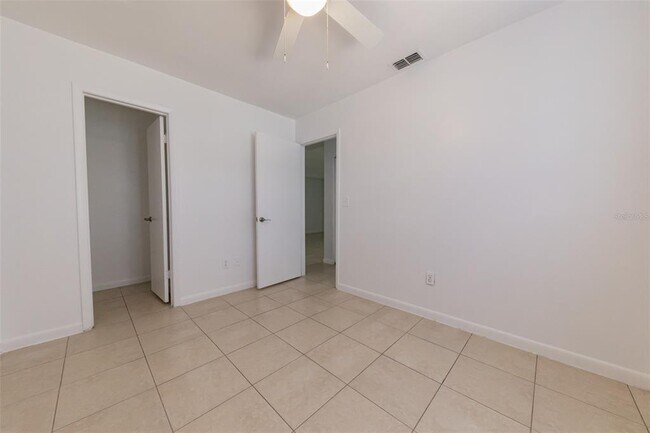 Building Photo - 2218 Leo Dr