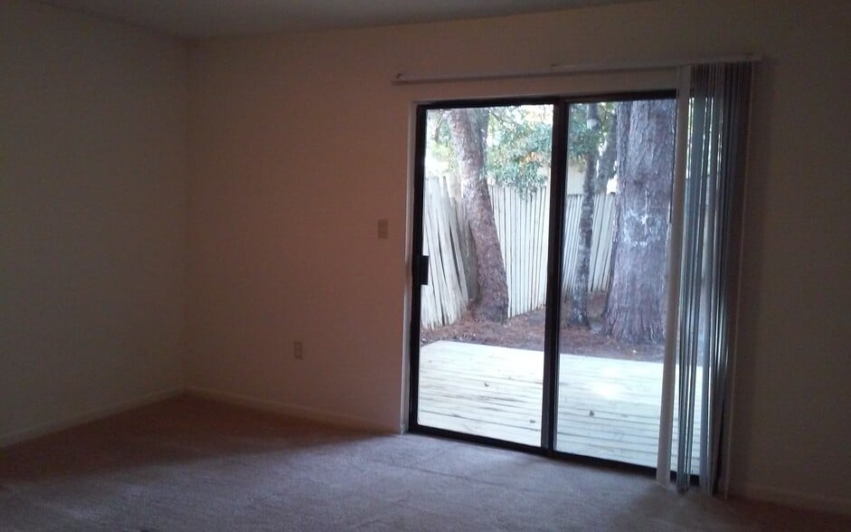 Master bedroom looking out back - 32A 5th St