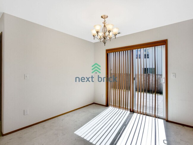Building Photo - 4 Bed and 2.5 Bath Single-family Home is A...