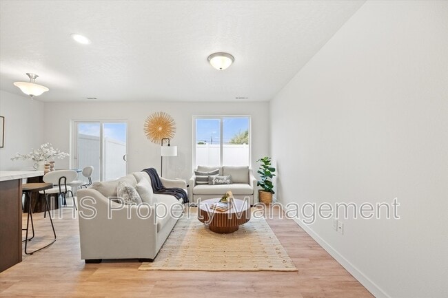 Building Photo - 4762 W Quinault Ave