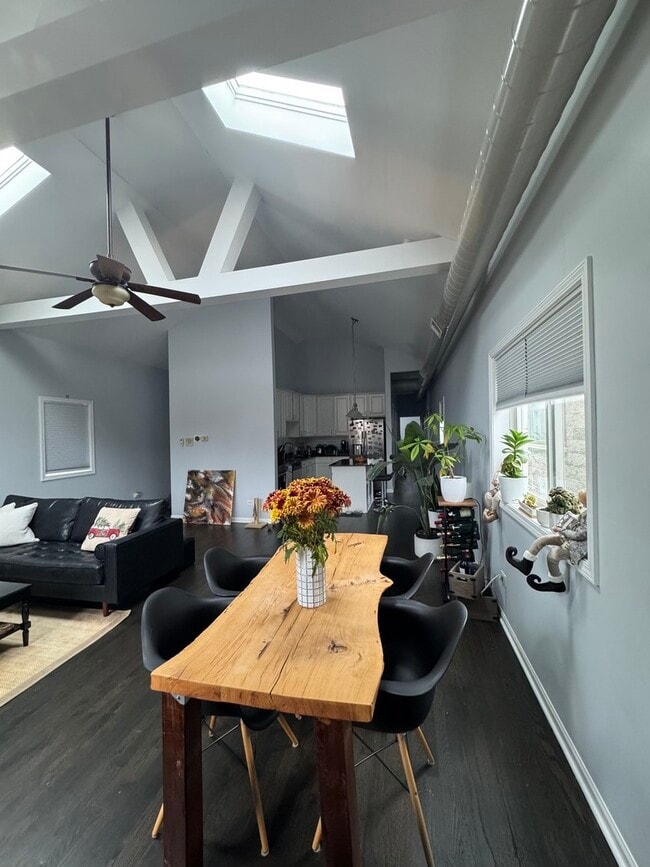 Building Photo - 2315 W Harrison St