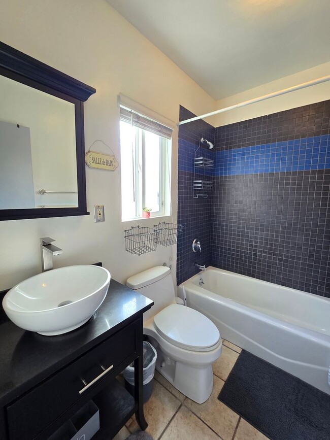 Building Photo - 5710 Vineland Ave