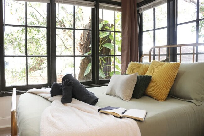 Building Photo - 102 W Emma St