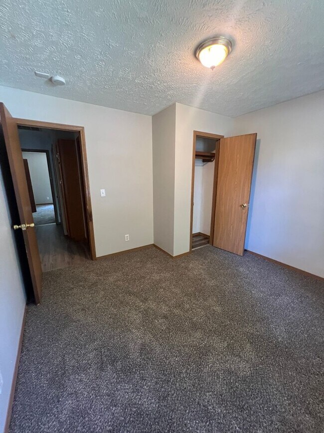 Building Photo - 3 bedroom/2 bath house with one car garage