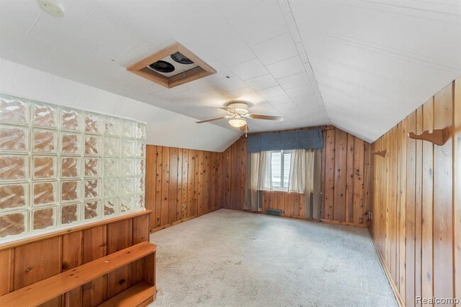 Building Photo - 305 E Granet Ave