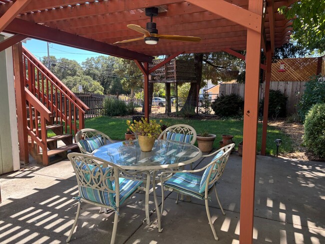 Building Photo - Charming 3 bedroom 2 bath home Sebastopol!!