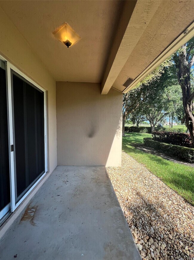 Building Photo - 3318 Lakeside Dr