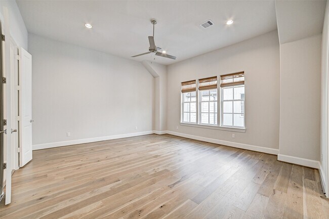 Building Photo - 2218C Lou Ellen Ln