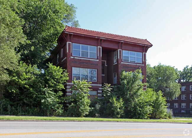 Building Photo - 2912 E Linwood Blvd