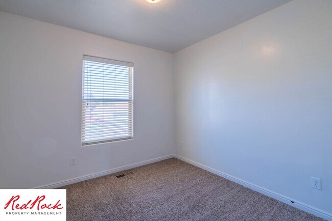 Building Photo - Pet Friendly! Spacious 4 Bedroom Townhome!