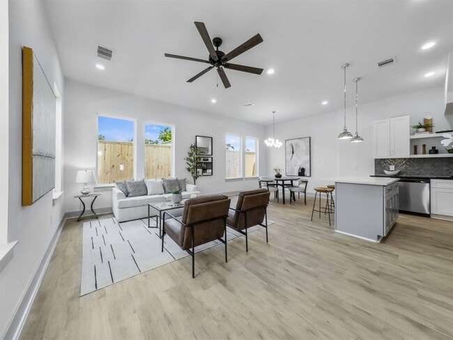 Building Photo - 2410 Vaughn St