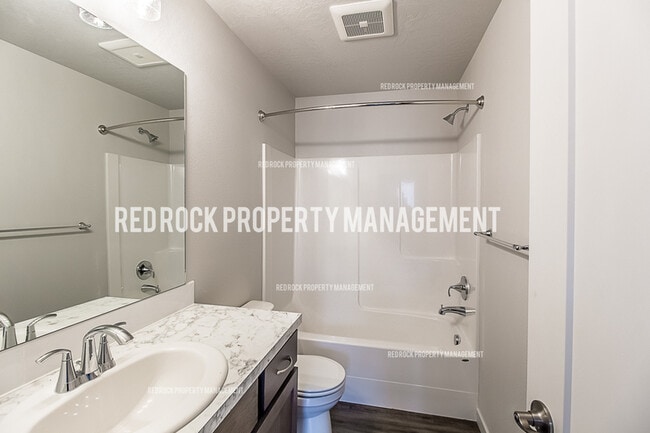 Building Photo - 303 Woodlawn Ln