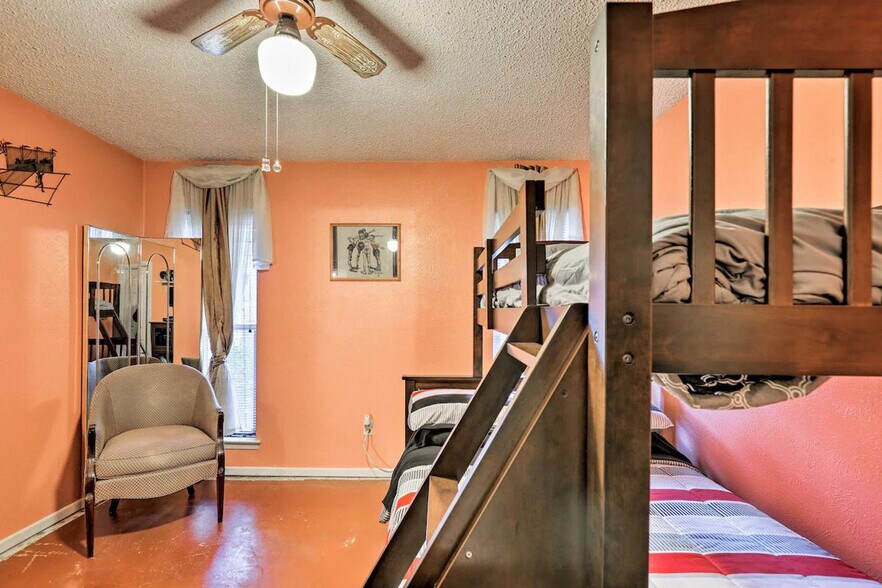 Building Photo - 2109 Woodside Dr