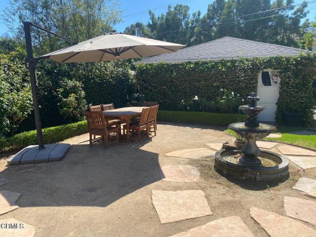 Building Photo - 807 N Doheny Dr