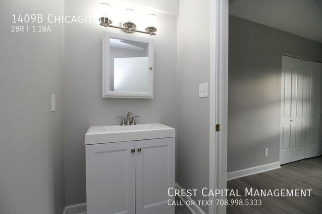 Building Photo - 1407B E Chicago St-5